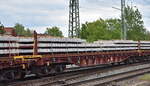 Drehgestell-Flachwagen für Oberbaustoffe der DB Cargo mit der Nr. 31 RIV 80 D-DB 4713 203-6 Slnps 468 beladen mit Beton-Bahnschwellen in einem Ganzzug am 11.05.23 Vorbeifahrt Bahnhof Magdeburg-Neustadt