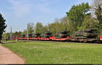 Panzer der Bundeswehr rollen durch Brehna: Auf Flachwagen mit der Bezeichnung  Sagmms  geht es, angeführt von 185 059-3, Richtung Bitterfeld.