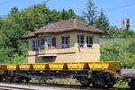 Der eurailpool 33 80 4731 052-3 D-ERAIL Smps am 25.06.2024 vor dem Stellwerk Wrw in Veitshöchheim.