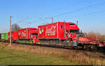 Die beiden Coca-Cola-Trucks, die jährlich zur Vorweihnachtszeit per Bahn durch Deutschland auf vierachsigen Tragwagen der Kübler Heavy Rail GmbH touren.