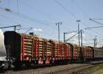 Gterwagen mit Holz beladen am 03.05.2011 in Lehrte.