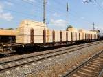 Snps (31804723484-0) sowie ein weiterer baugleicher Wagen sind  mit Brettschnittholz beladen, und durchfahren den Bahnhof Marchtrenk Richtung Deutschland; 120704