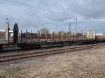 Snps 33 80 4725 113-1 holte,am 08.April 2015,das schon,auf der Ladestraße,bereit liegende Holz in Bergen/Rügen ab.