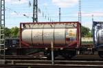 Tankcontainer für Gefahrgut(BIC: MSSU 867750 5) auf Drehgestell-Flachwagen, abgestellter Güterzug bei Köln-Eifeltor am 03.05.2014.