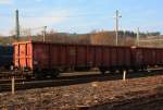 
Offener Wagen mit vier Radsätzen (Eanos-x 059) am 01.03.2011 in Betzdorf-Scheuerferd auf dem Rangierbahnhof der WEBA.