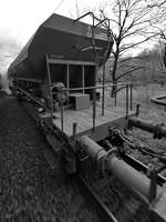 Ein offener Schüttgutwagen mit dosierbarer Schwerkraftentladung als Teil eines Güterzuges anlässlich des 9. Dresdner Dampfloktreffens. (Parallelfahrt auf der Tharanter Rampe, April 2017)