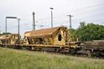 Schttgutwagen in einen Gterzug in Lehrte am 17.06.2011.