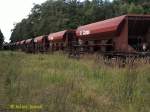 14 schotterwagen der bauart FACNS standen abfahrbereit am 19.09.12 beim bhf glinde 