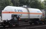 Druckgaskesselwagen Zagns der VTG (Nr.: 33 RIV 80 D-VTG 7809 581-1) eingereiht in Chemikalienzug bei der Durchfahrt in Köln-West am 24.05.2018.