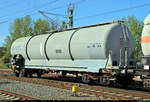 Blick auf einen Kesselwagen der Gattung  Zas  (33 80 7965 137-2 D-VTG) der VTG Rail Logistics GmbH, der in einem gemischten Gz mit 155 087-0 Railpool, vermietet an die DB, eingereiht ist und am
