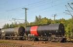 Tankwagen mit roten Aufschrift  Schenker , in einen Gterzug am 22.09.2010.