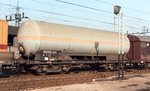 DB Transgaz Druckgaskesselwagen in Mailand, Mai 1984 - Nr 791 7 838 , UN Warntafel 268/1005 Ammoniak. Drehgestelle Minden Dorstfeld vom Typ mit innenliegenden ovalen (statt runden) Bremsschaulöchern.
Wer sich für Drehgestelle interessiert, findet hier http://www.drehgestelle.de/home.html  eine ausführliche Abhandlung
