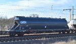 Drehgestell-Staubgutwagen vom Einsteller  GATX Rail Germany GmbH mit der Nr. 33 RIV 80 D-GATXD 9319 485-4 Uacs Befüllung UN-Nr.: 40/1361 = Kohle oder Ruß, tierischen oder pflanzlichen Ursprungs in einem gemischten Güterzug am 18.03.20 Magdeburg Hbf.