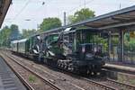 23.06.2026, 12:02 Uhr: Nachschuss auf 218 399-4  K�bler Heavy Rail  mit 2 Begleitwagen (9901 534-9, 9940 026-6) und unbeladenem? 20achsigen Tragschnabelwagen (9964 002-6 CZ-KHR Uaai) beim Passieren des Bf Br�hl (Rhld.) auf Gleis 1 in Fahrtrichtung Bonn. 