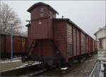 Güterwagen Königsberg beim Kanderli.

Diese Wagen wurden als Gml von der Preußischen Staatsbahn beschafft. Wunderbar restauriert präsentiert er sich hier von der Seite seines Bremserhauses. Das Baujahr wird auf 1900 geschätzt, der Hersteller ist unbekannt.

Länge über Puffer 9.60 m
Gewicht 10 t
Ladegewicht 15 t
Ladefläche 21.5 m²
