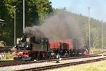 03.09.2011, V.WCd-Schmalspurbahnfestival im Bahnhof Schönheide Süd. Schön war's und sogar das Wetter spielte erstmals mit. Hauptprogrammpunkt war das Verladen von regelspurigen Güterwagen auf Schmalspur-Rollwagen. Lok 99 574 rangierte den Schmalspur-Güterzug, 99 606 war als Deko aufgestellt und Kö 4017 brachte die Regelspurwagen heran.