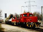 Die Lokomotiven Gersthofen 6 (Jung RC 42 C (1961)) und Gersthofen 7 (O&K MB 280 N (1974)) der Hoechst AG rangieren im bergabebahnhof des Werks Gersthofen um 1980.