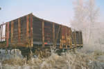 Auf einem schon bei meinen ersten Fotos im Jahre 2000 vom Netz abgetrennten ehemaligen Gütergleis des Bahnhofs Ebensfeld konnte man auch am 26. Februar 2006 diesen Wagen betrachten. Schnee und Reif verschönen die nostalgische Szene. Mittlerweile ist das Gelände im Zuge des Streckenneubaus großflächig völlig umgestaltet worden.