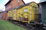 Ein zufälliger Schnappschuss. Auf einer Sonntagstour Anfang des Jahres stand dieser alte Güterwagen im ausgedienten Bahnhof von Salzhemmendorf. Andeutungsweise sind auf dem stark verwitterten Holz noch rote Rest einer Beschriftung auszumachen, aber unter wessen Flagge der Wagen fuhr und Kennzeichnungen, um was es sich für einen Typ handelt, sind nicht mehr zu finden. 
