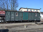 Ein Gerätewagen der DR am Bahnhof Radebeul-Ost. (April 2018)