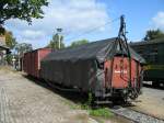 Im Bahnhof Radeburg findet man diese beiden Gterwagen, 15.09.07