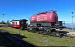 Ein Personenwagen mit der Bezeichnung  KB  (900-484) und ein Kesselwagen auf einem Rollwagen mit der Bezeichnung  Rf 4  (99-50-94) sind auf dem Brocken stationiert.