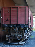 Der 1963 gebaute Rollwagen HSB 99-06-37	ist mit einem offenen Güterwagen (Duisburg 14 336, Baujahr 1949) beladen, so gesehen Ende April 2025 im Bochumer Eisenbahnmuseum.