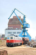 232 079 im Binnenhafen Anklam, es dauerte nur wenige Jahre bis die Deutsche Bahn den Hafen aufgab und andere Verkehrsunternehmen die Belieferungen übernahmen.