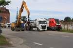 Hohe Verkehrsdichte im Binnenhafen Anklam | Juni 2026 | aus der Zufahrt zum Discounter-Parkplatz aus aufgenommen.