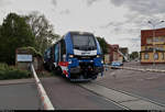 Nachschuss auf 159 208-8 (Stadler Eurodual 2159), die soeben ihre Kesselwagen über den Bahnübergang (Bü) Trothaer Straße auf dem Weg Richtung Hafen Halle geschoben hat.