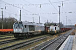 Bahnhof Hasbergen am 13.2.2026 um 8.20 Uhr: Links wartet EHB Maxima CC 40 mit einem Schrottzug nach Georgsmarienhütte. Rechts daneben steht DE 18 des Landkreis Osnabrück ebenfalls abfahrbereit.