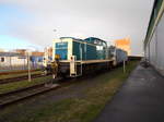 Noch bevor es mit dem Sturm anfing,erwischte ich,am 04.Januar 2017,im Stralsunder Nordhafen,die Neue dortige Rangierlok,in Bundesbahnfarben,die 295 088,von Railsystems,zusammen mit der Railpool 193 801.