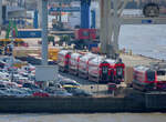 Von der Elbphilharmonie aus gesehen: mehrere Doppelstockwagen und ein Steuerwagen warten hier wohl auf den Export. Hamburg, 29.3.2022