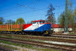Die 345 414-7 (98 80 3345 414-7 D-RFH) der Rostocker Fracht- und Fischereihafen GmbH, ex RFH 1, ex Minol 3, übernimmt am 22 April 2026 bei Rostock Holbeinplatz einen leeren Rungenwagen-Zug (TWA Wagen der Gattung Snps mit Rungensystem ExTe). Aufnahme aus einer S-Bahn heraus. 

Die V 60 ost (bzw. V 60 D oder V 60.12) wurde 1982 bei LEW (VEB Lokomotivbau Elektrotechnische Werke „Hans Beimler“, Hennigsdorf) unter der Fabriknummer 17692 gebaut und im November 1982 in die damalige Minol - VEB Kombinat Mineralöl und Oleum Berlin für das Tanklager Rostock als Lok 3 geliefert. Bei der ab 1990 als Minol Mineralölhandel AG firmierenden war die V 60 bis 1995 und ging dann im April an die RFH - Rostocker Fracht- und Fischereihafen GmbH, wo sie erst als Lok 1 bezeichnet wurde. 

Die vierachsigen dieselhydraulischen Rangierlokomotiven V 60 D für den mittelschweren Rangierdienst waren neben dem Einsatz bei der Deutschen Reichsbahn auch bei diversen Werk- und Grubenbahnen zu finden. Etwa 25 Prozent der Lokomotiven wurden exportiert, in RGW-Staaten und in das Nichtsozialistische Wirtschaftsgebiet. So erhielten unter anderem die Ägyptischen Staatsbahnen, die BDŽ und die SNTF diese Lokomotiven. Die Entwicklung stammt aber nicht LEW in Hennigsdorf, sondern sie wurden ab 1955 vom VEB Lokomotivbau Karl Marx Babelsberg (LKM) entwickelt die auch die ersten 188 Stück als V 60.10 bis 1964 baute.
