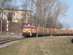 V 60 der Rostocker Fracht und Fischereihafenbahn (RFH) bringt einen frisch beladenen Holzzug vom Kai zur WST und wenige Augenblicke spter zum Gbf Rostock-Bramow.
22.03.2010