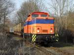 die V60 der Firma Rostocker Fracht-und Fischereihafen GmbH schiebt den Holzzug von Stendal-Niedergrne zum Hafen runter Aufgenommen am 25.03.10 in Hhe Bahnhof Rostock-Bramow