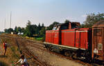 Sonderfahrt auf der DB-Nebenbahn Kirchheim-Weilheim. DB-Lok 212 242-2 im Weilheimer Bahnhof.
Datum: 22.09.1985