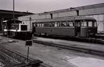 DB-Rangierlok 332 312-8 und der ausgemusterte Uerdinger Schienenbusbeiwagen 998 021-0 vor dem Bahnbetriebswerk Trier (DB).