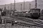 Eine kleine Szene vor dem Bahnbetriebswerk Trier (24.08.1985) mit DB-Lok 215 134-8 und einer Reihe von Uerdinger Schienenbussen: 798 599-7 , 998 090-5 , 998 675-3 , 798 534-4 , 998 318-0 und 998 628-2