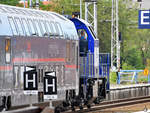 Ein Alstom-Hybridlok rangiert einen Personenzug der ÖBB.