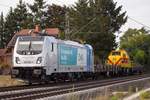 Die Railpool 187 002-1 zieht eine Alstrom H3 der MEG über die Bahnstrecke Friedberg-Hanau aufgenommen  am 22. September 2019 bei Bruchköbel 
