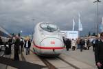 Starker Besucherandrang am ersten Tag der Innotrans 2010 hier am ICE BR 407 