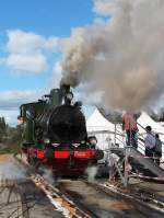 Die „Emma“ kann auch tchtig Dampf machen, hier bei Fhrerstandsmitfahrten auf der InnoTrans 2012 am 23.09.2012 in Berlin.
Gebaut 1925 bei Hanomag(Fabr.Nr. 9445), von 1925 bis 1969 in der Zuckerfabrik Rethen, in den 70er verkauft an Reyner Biermann, Meezen; 2008 erworben von Hermann Wiebe und 2010 wieder in Betrieb genommen. (LP 8231 mm; Leistung 150 kW, Vmax 45 km/h; Gewicht 30 t).
