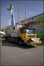 Das Hebebhnenfahrzeug LRB25 der Norsk Jernbanedrift (NJB), basierend auf einem Volvo FM 410, besitzt auf dem Fhrerhaus auch einen Pantographen. Das Zweiwegefahrzeug war auf der InnoTrans 2012 zu sehen (NVR-Nummer 99 74 9936 311-4)