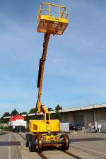 Die italienische Firma Platform Basket präsentiert sich auf der InnoTrans am 28.09.2014 in Berlin mit der Zweiwege-Arbeitsbühne RR14.