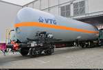 Ein vierachsiger Kesselwagen für Ammoniak, wasserfrei (UN1005), und verflüssigtem Kohlenwasserstoff (LPG) der Gattung  Zags  (37 80 7813 559-7 D-VTG) der VTG Rail Logistics GmbH steht auf