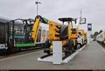 Zweiwegebagger RR D-POD 16, hergestellt von Zeck GmbH Spezialmaschinen für Leitungsbau, steht auf dem Gleis- und Freigelände der Messe Berlin anlässlich des  Tags des Eisenbahners  im