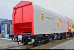 Ein Flachwagen bzw. Containertragwagen der Gattung  Sggmmrrs  (35 81 4658 000-8 A-IF) der Innofreight Solutions GmbH steht auf dem Gleis- und Freigelände der Messe Berlin anlässlich des  Tags des Eisenbahners  im Rahmen der Publikumstage zur InnoTrans 2018.
Weitere Informationen zum Fahrzeug:
https://www.virtualmarket.innotrans.de/de/60-InnoWaggon-Sggmmrrs,dct5-734
[23.9.2018 | 14:32 Uhr]