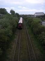Eine Borkumer Kleinbahn am 26.5.2007 kurz nach der Ausfahrt Aus dem Hafenbahnhof.