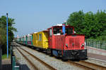 Lok  Aurich  hinter einem Wendezug der Borkumer Kleinbahn am Haltepunkt Jakob-van-Dyken-Weg auf Borkum 20.5.2018